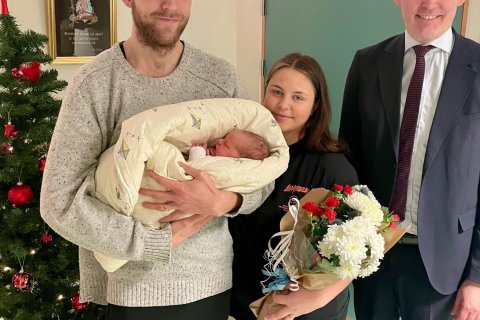 Logi Breiðfjörð Franklínsson og Yrsa Þöll Eyjólfsdóttir ásamt nýfæddum syni sínum og Sævari Frey Þráinssyni bæjarstjóra