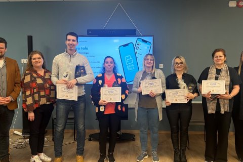 Jón Gunnar Þórðarson framkvæmdarstjóri Bara tala, Harpa Hallsdóttir mannauðsstjóri Akraneskaupstaðar, Srdan Stojanovic, Liano Linares Hutado, Arleta Liona Kluziak, Jolanta Ewa Szwaba, Ewa Darowska og Elísabet Hanna frá Bara tala.