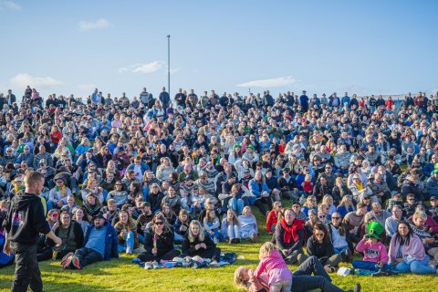 Gríðarlega góð stemmning í Brekkusöngnum / Ljósmynd: Jón Gautur Hannesson.