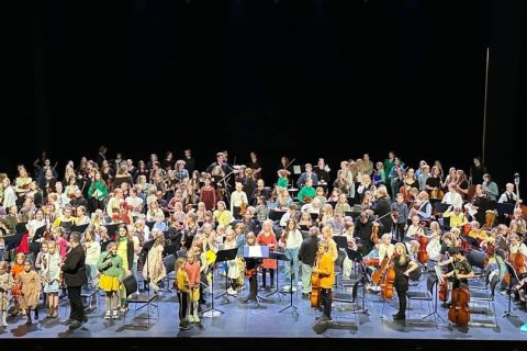 Um 320 tónlistarnemendur munu sækja Akranes heim um helgina og spila á uppskerutónleikum á sunnudag. Meðfylgjandi mynd var tekin á síðasta Strengjamóti sem var haldið á Akureyri fyrir tveimur árum. 