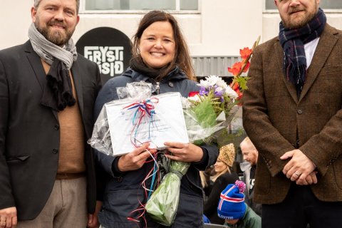 Frá vinstri: Valgarður Lyngdal Jónsson forseti bæjarstjórnar, Valgerður Jónsdóttir tónlistarkona og Ólafur Páll Gunnarsson formaður menningar- og safnanefndar