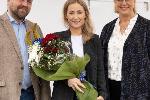 Frá vinstri: Valgarður Lyngdal Jónsson forseti bæjarstjórnar, Eva Björg Ægisdóttir Bæjarlistamaður 2023 og Guðríður Sigurjónsdóttir formaður menningar- og safnanefndar. Ljósmynd: Sunna Gautadóttir
