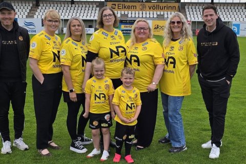 Frá vinstri: Aron Ýmir Pétursson yfirþjálfari KFÍA, Dagný Hauksdóttir sviðstjóri skóla- og frístundasviðs, Heiða Björk Guðjónsdóttir aðstoðarleikskólastjóri á Teigasel, Ingunn Sveinsdóttir leikskólastjóri á Garðasel, Vilborg Guðný Valgeirsdóttir leikskólastjóri á Vallarsel, Guðrún Bragadóttir aðstoðarleikskólastjóri á Akrasel og Ingimar Elí Hlynsson framkvæmdastjóri KFÍA. Ásamt hressum krökkum á leikskólaaldri. 