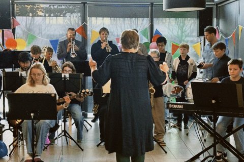 Bæði kennarar og nemendur létu ljós sitt skína í afmælisgleðinni í gær.