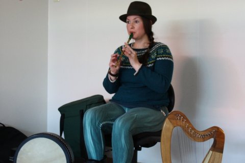 Elaine kynnir írsk hljóðfæri fyrir leikskólabörnum á Írskum vetrardögum 2017