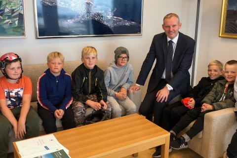 Sævar Freyr bæjarstjóri ásamt góðri heimsókn ungra stráka. 