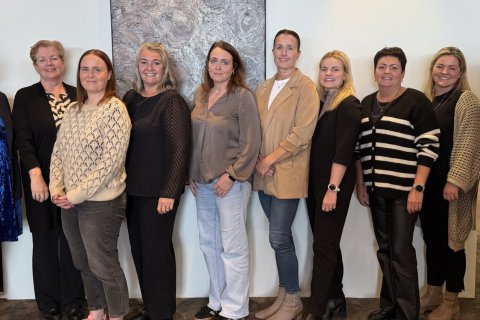 Á myndinni eru (frá vinstri til hægri): – Laufey Jónsdóttir tengiráðgjafi Gott að eldast hjá SSV, Jóhanna Fjóla Jóhannesdóttir forstjóri HVE, Kristín Björg Jónsdóttir forstöðumaður stuðnings- og stoðþjónustu Akraneskaupstaðar, Hulda Gestsdóttir framkvæmdastjóri hjúkrunar á HVE, Ragnheiður Helgadóttir deildarstjóri heimahjúkrunar á HVE, Valdís Eyjólfsdóttir framkvæmdastjóri Höfða, Líf Lárusdóttir verkefnastjóri Gott að eldast hjá SSV, Sveinborg L. Kristjánsdóttir deildarstjóri farsældarþjónustu fullorðinna, Herdís Björnsdóttir sérfræðingur hjá Félags- og húsnæðismálaráðuneytinu og Hildigunnur Árnadóttir sviðsstjóri velferðar- og mannréttindasviðs Akraneskaupstaðar.