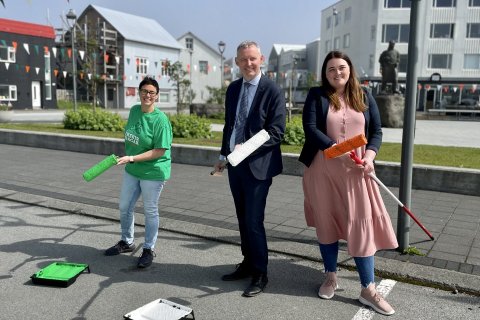 Fríða Kristín Magnúsdóttir viðburðastjóri, Sævar Freyr Þráinsson bæjarstjóri og Sædís Alexía Sigurmundsdóttir skrifstofustjóri skreyttu götuna við Akratorg með dyggri aðstoð starfsmanna garðyrkjudeildar. 