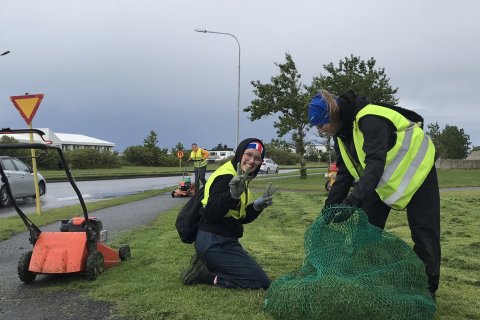 Krakkar úr vinnuskólanum að störfum með nýju fjölnotapokana. 