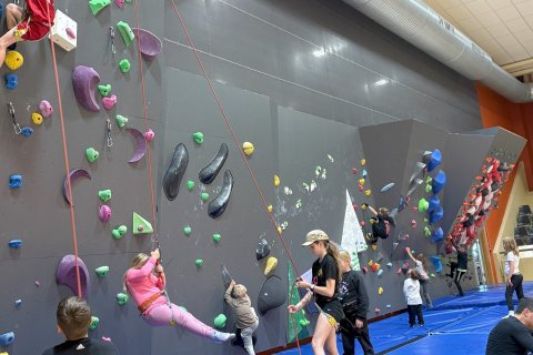 Klifurveggurinn er stór og flottur, en honum er svo breytt reglulega til að búa til nýjar áskoranir fyrir iðkendur.