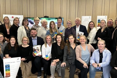 Ásmundur Einar Daðason, mennta- og barnamálaráðherra og Haraldur Benediktsson bæjarstjóri Akraneskaupstaðar ásamt þjálfurum Invest in Play og leiðbeinendum sem taka þátt í þjálfuninni á Akranesi.