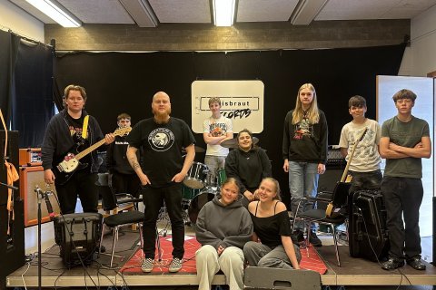 Hér má sjá hluta listavinnuskóla hópsins ásamt Kristjáni og Saidhbhe.