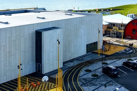 Opið hús verður í nýju fjölnota íþróttahúsi, Grundaskóla og World Class. 