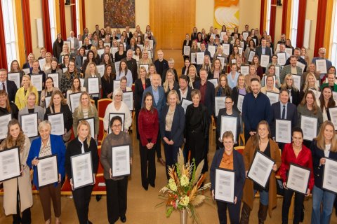 Hér má sjá fulltrúa þeirra sveitarfélaga, fyrirtækja og stofnana sem hlutu viðurkenninguna í gær. Harpa Hallsdóttir mannauðsstjóri Akraneskaupstaðar tók við viðurkenningunni fyrir hönd Akraneskaupstaðar. 
Mynd: Silla Páls.