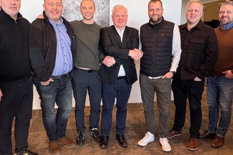 Samningur undirritaður um sölu á Landsbankahúsinu