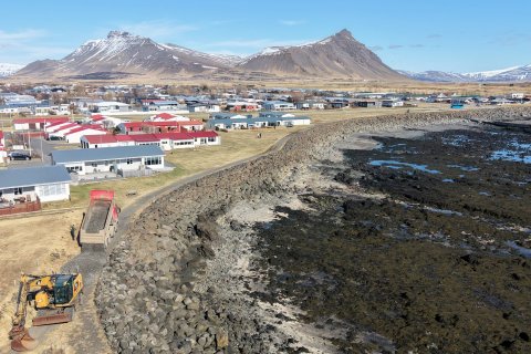 Í upphafi vikunnar hófust framkvæmdir við endurbætur á göngustíg við Leyni.