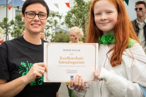 Vigdís Birna, Rauðhærðasti Íslendingurinn 2021 ásamt Fríðu Kristínu viðburðarstýru Akraneskaupstaðar