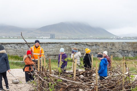 Hér má sjá öfluga 3.-7.bekkinga vefja risastórt skrímslahreiður!