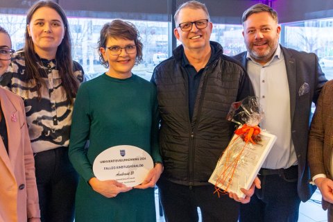 Anna Júlía Þorgeirsdóttir og Alexander Eiríksson (f. miðju) taka við viðurkenningu fyrir fallega einbýlishúsalóð ásamt skipulags- og umhverfisráði og bæjarstjóra