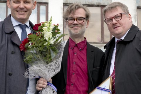 Sævar Freyr Þráinsson bæjarstjóri, Eðvarð Lárusson tónlistarmaður og Ingþór Bergmann Þórhallsson formaður menningar- og safnanefndar.         Mynd: Myndsmiðjan.