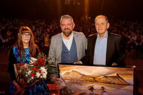 Hjónin Ragnheiður og Rögnvaldur, Skagamenn ársins 2025, ásamt Valgarði Lyngdal Jónssyni forseta bæjarstjórnar Akraness. Hjónin fengu málverk eftir Bjarna Þór Bjarnason að gjöf við þetta tilefni. 
Mynd: Skagafréttir/Sigurður Elvar Þórólfsson