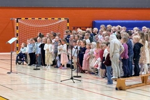 Rúmlega 100 leikskólabörn sungu lög Dr. Gunna