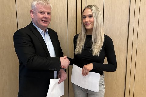 Haraldur Benediktsson, bæjarstjóri og Rakel Mirra Njálsdóttir, eigandi Malíbó, við undirritun samnings.