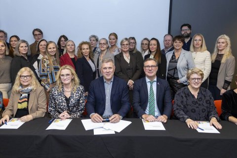 Frá undirritun samnings - mynd fengin að láni frá vef stjórnarráðs Íslands