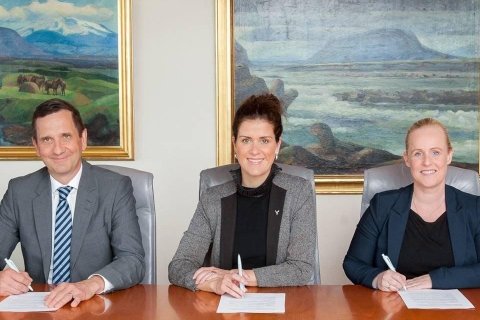 Frá vinstri: Benedikt Stefánsson, forstöðumaður viðskiptaþróunar hjá CRI, Hörður Arnarson, forstjóri Landsvirkjunar, Þórdís Kolbrún R. Gylfadóttir, ferðamála-, iðnaðar- og nýsköpunarráðherra, Álfheiður Ágústsdóttir, forstjóri Elkem á Íslandi og Ólafur Adolfsson, stjórnarformaður Þróunarfélags Grundartanga.