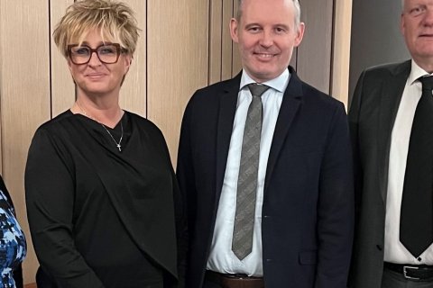 Við undirskrift. F.v. Kristjana H. Ólafsdóttir, deildarstjóri fjármála hjá Akraneskaupstað, Una Steinsdóttir, framkvæmdastjóri viðskiptabanka Íslandsbanka, Sævar Freyr Þráinsson, bæjarstjóri á Akranesi og Magnús Brandsson, útibússtjóri Íslandsbanka á Akranesi