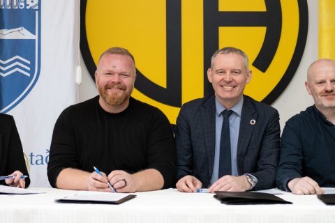 Hrönn Ríkharðsdóttir formaður Íþróttabandalags Akraness, Aðalsteinn Jóhannsson fyrir hönd Ísoldar fasteignafélags, Sævar Freyr Þráinsson bæjarstjóri, Eggert Herbertsson formaður knattspyrnufélags ÍA. 
