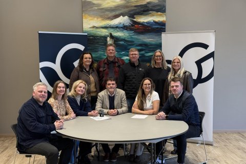 Forsvarsmenn Golfklúbbsins Leynis, bæjarfulltrúar Akraneskaupstaðar og starfandi bæjarstjóri undirri&hellip;