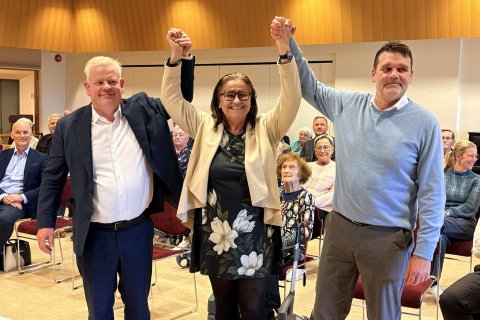 Samningurinn var undirritaður af Ingu Sæland mennta- og barnamálaráðherra, Steinari Adolfssyni bæjar&hellip;