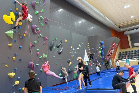 Klifurveggurinn er stór og flottur, en honum er svo breytt reglulega til að búa til nýjar áskoranir …