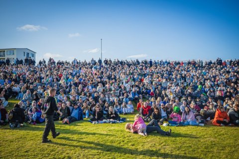 Um 12 þúsund gestir mættu í brekkusöng á Írskum dögum í fyrra.