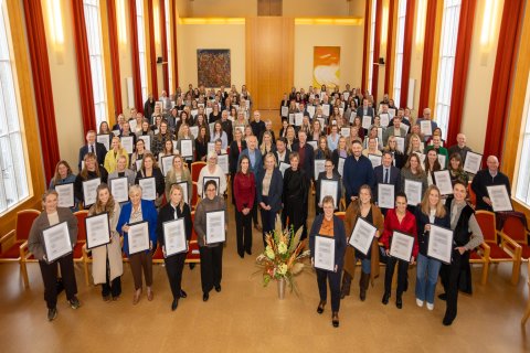Hér má sjá fulltrúa þeirra sveitarfélaga, fyrirtækja og stofnana sem hlutu viðurkenninguna í gær. Ha…