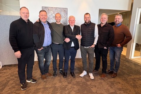 Samningur undirritaður um sölu á Landsbankahúsinu