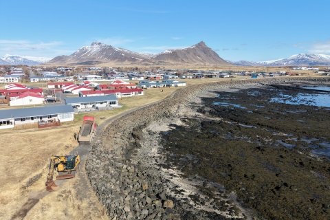 Í upphafi vikunnar hófust framkvæmdir við endurbætur á göngustíg við Leyni.