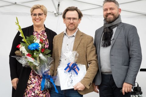 Guðríður Sigurjónsdóttir, formaður menningar- og safnanefndar, Hallgrímur Ólafsson bæjarlistamaður A…