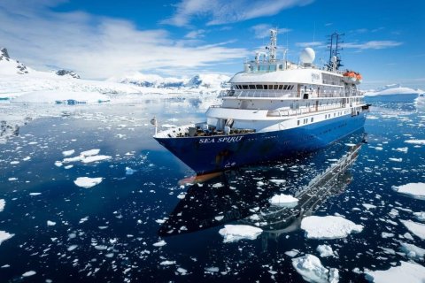 Sea Spirit við Port Lockroy á Suðurskautslandinu. Ljósmynd: Liam Quinn