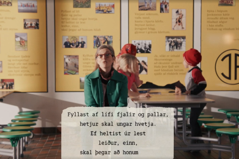 Sigurbjörg Þrastardóttir les ljóð sitt í íþróttahúsinu við Vesturgötu.