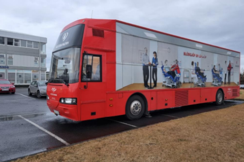 Blóðbankabíllinn kemur á morgun