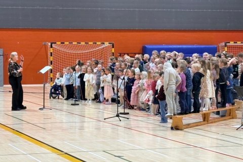 Rúmlega 100 leikskólabörn sungu lög Dr. Gunna