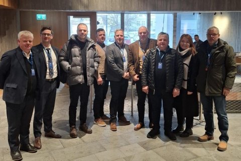 Sveitarstjórnarfólk af Vesturlandi og framkvæmdastjóri SSV í Alþingishúsinu.