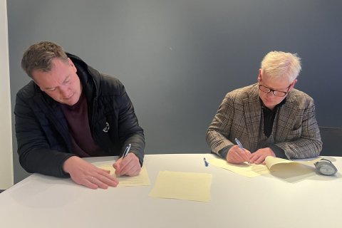 Fannar Helgason hjá Þrótti og Haraldur Benediktsson bæjarstjóri skrifa undir samninginn.